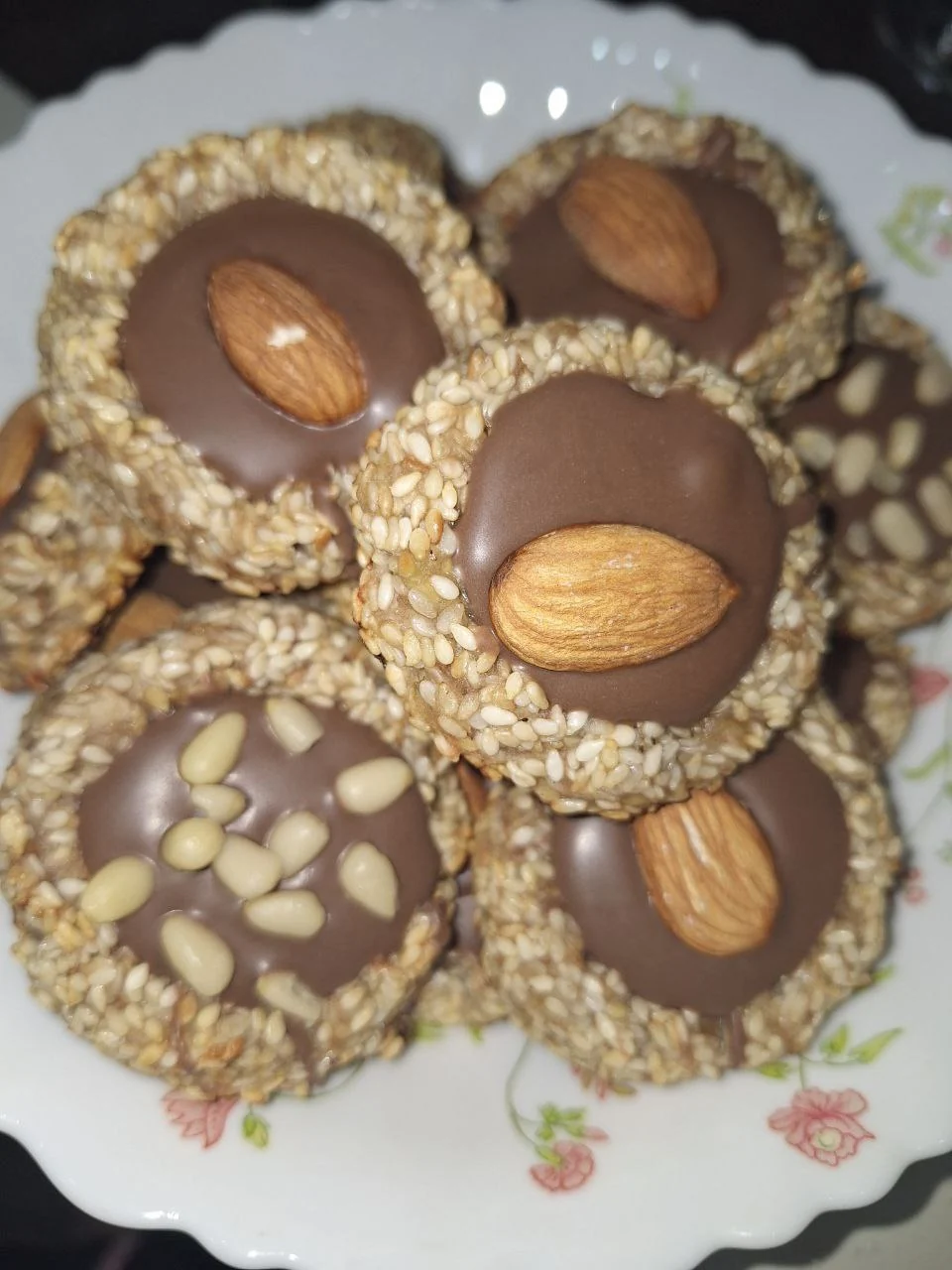 Полезное печенье с бананом, кунжутом и шоколадом