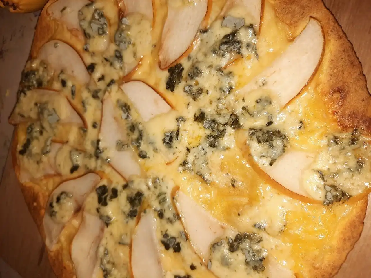 Десертная пицца с грушей и голубым сыром