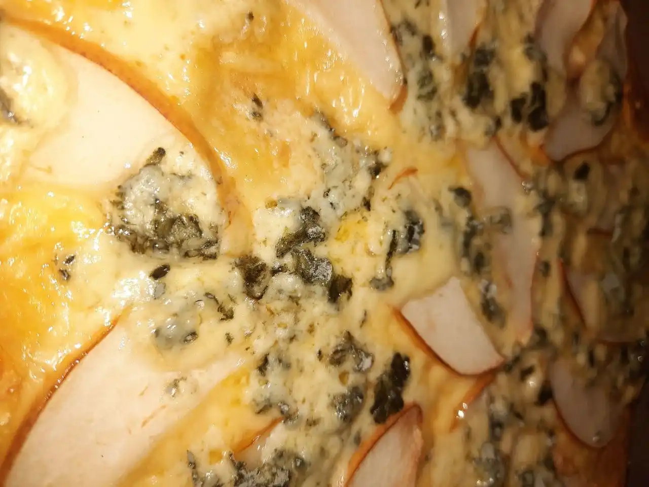 Десертная пицца с грушей и голубым сыром
