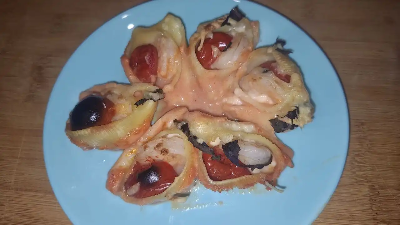 Конкильони, фаршированные креветками и моцареллой