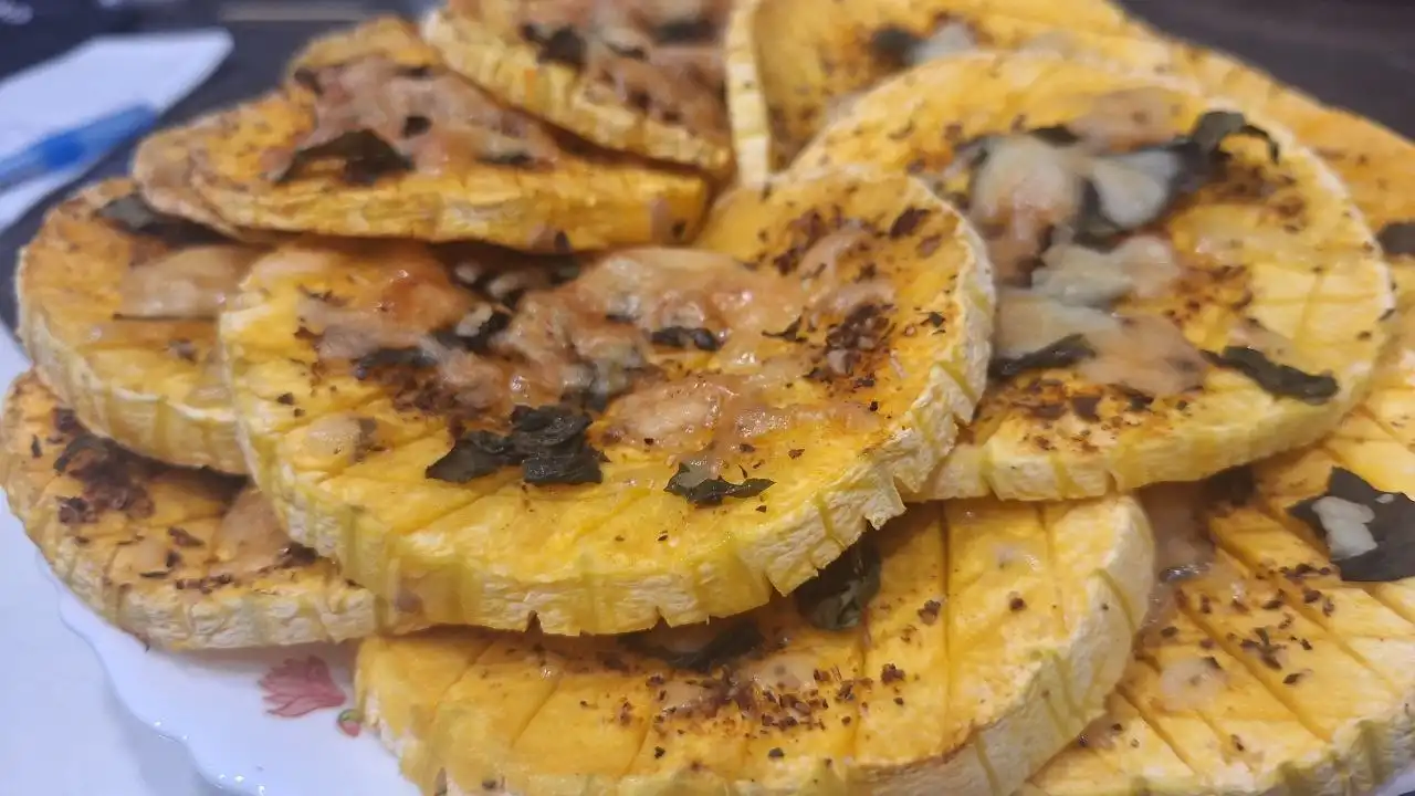 Запечённая тыква с сыром и ароматными специями